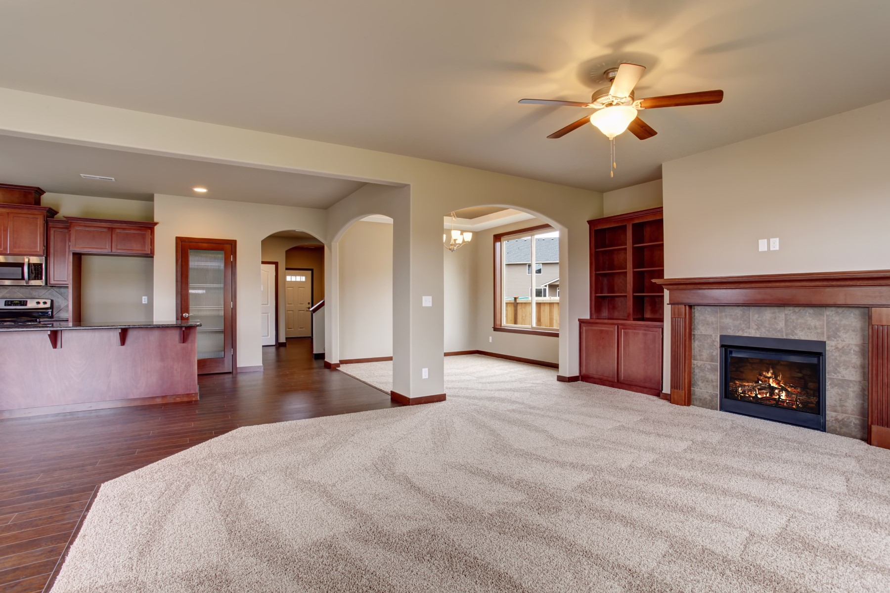 Lovely unfurnished living room with carpet