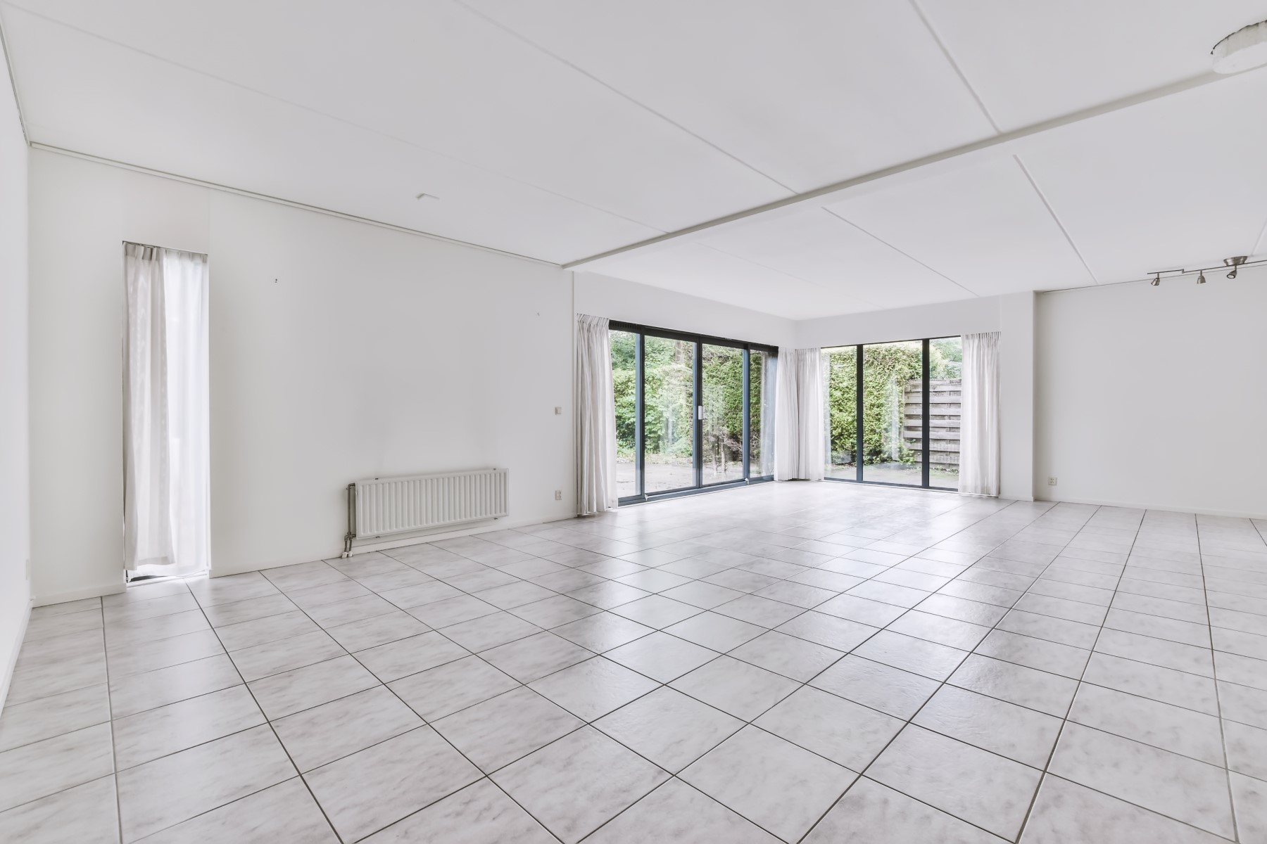 cute-design-of-a-huge-room-with-tiled-floor-2022-01-26-06-15-07-utc