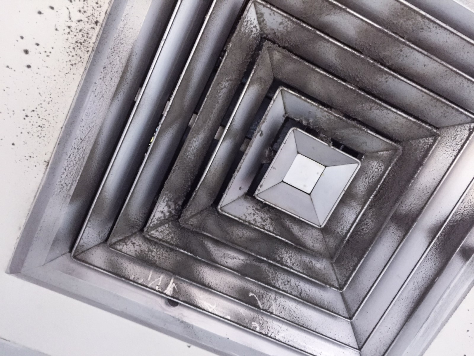 dirty-air-vent-air-duct-cleaning